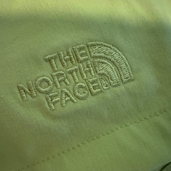 The North Face Shorts with built in belt. Medium - Picture 4 of 5